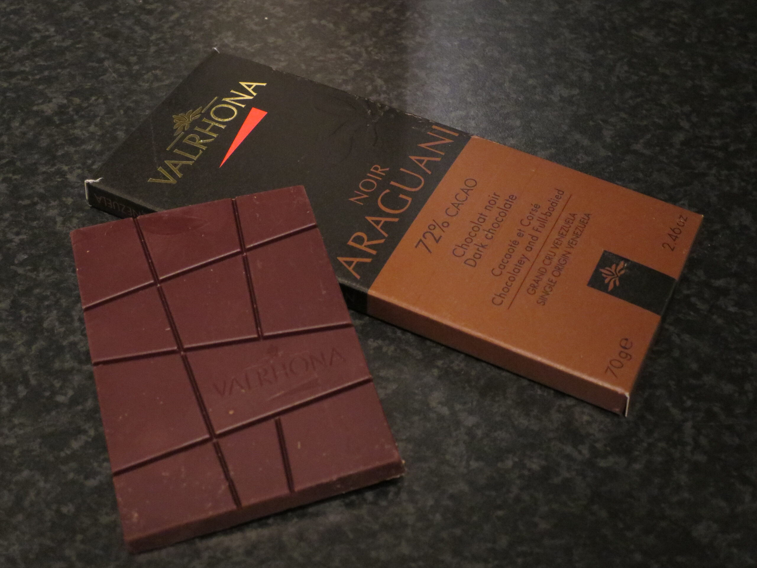 Plate med mørk sjokolade fra Valrhona