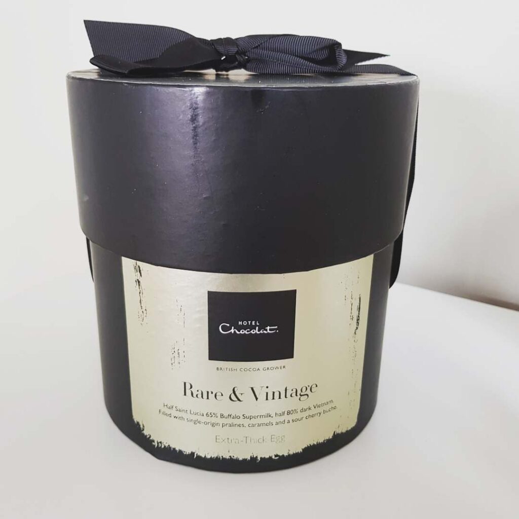 Påskeegg fra Hotel Chocolat i svart rund eske