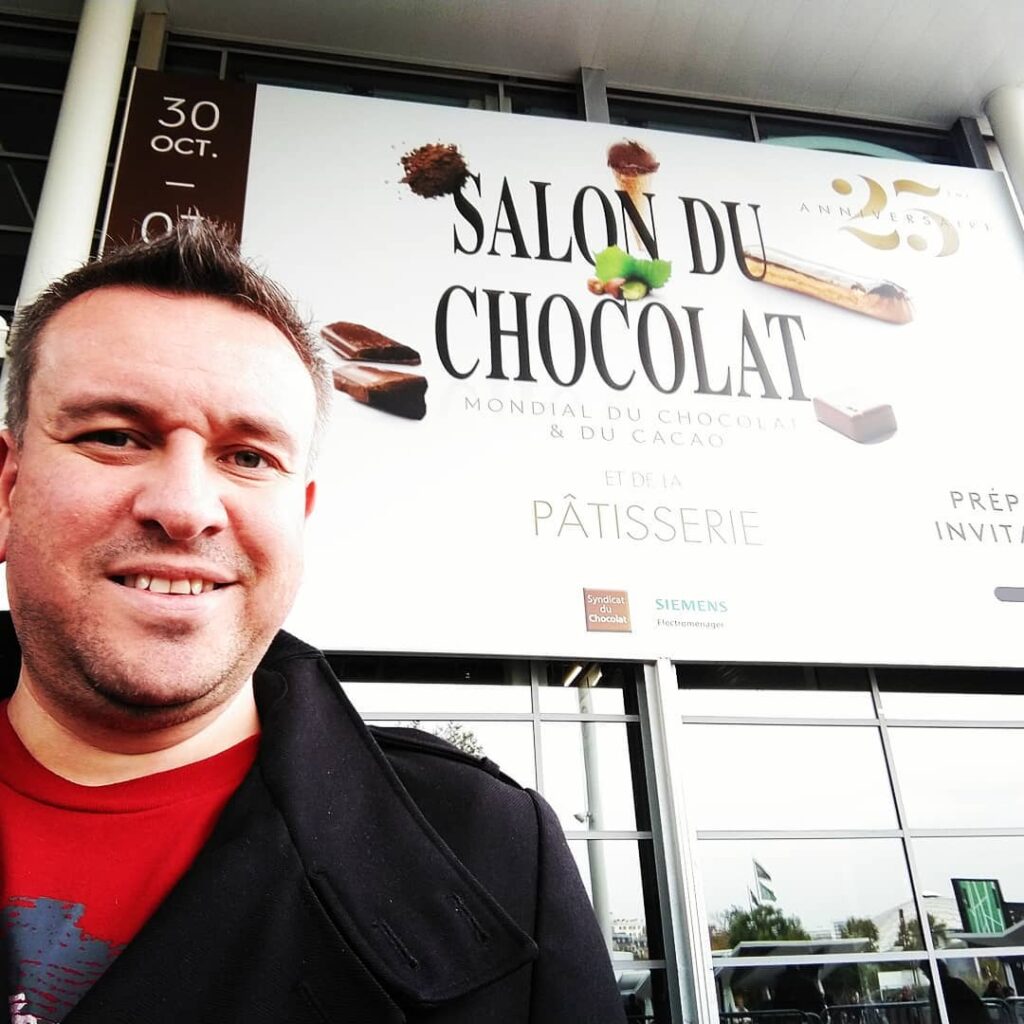 Svein-Magnus Sørensen foran inngangen til Salon du Chocolat i Paris