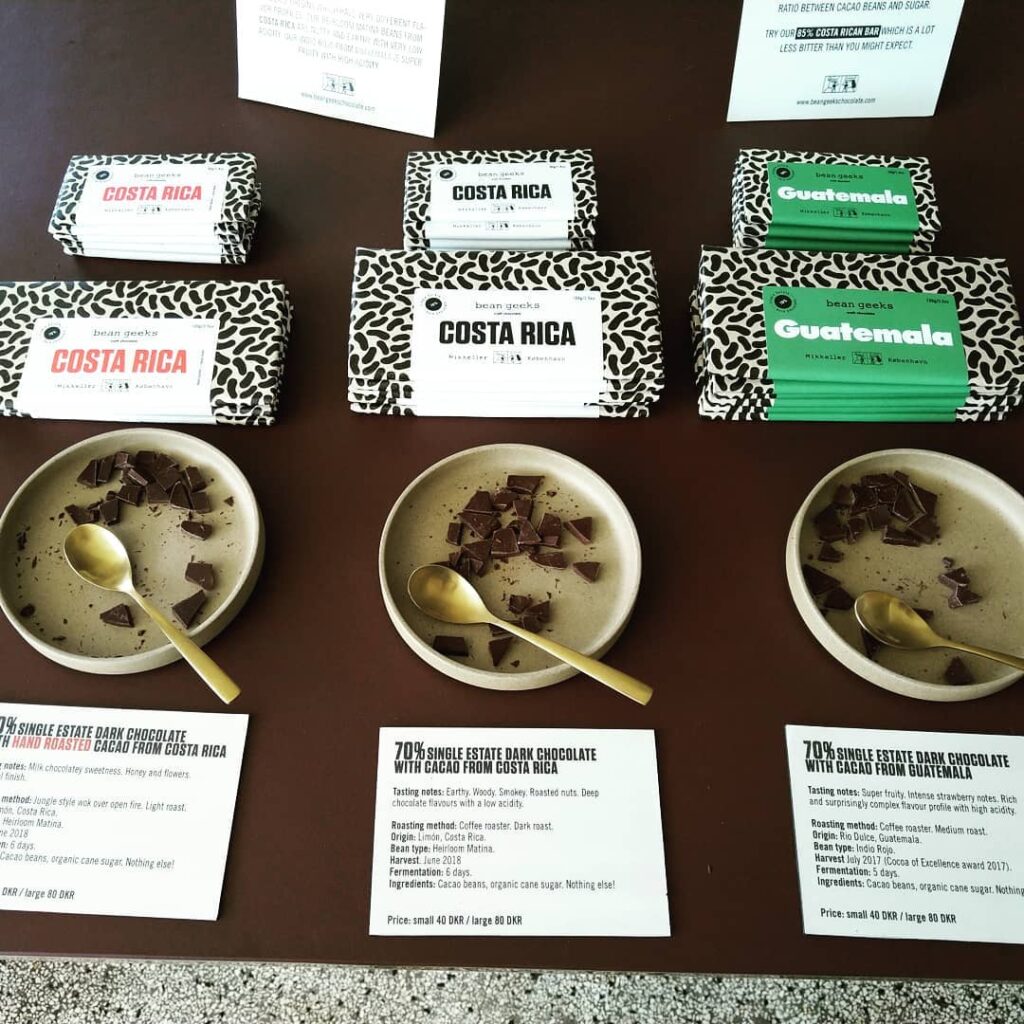 Sjokoladeplater fra Bean Geeks med kakaobønner til smaking
