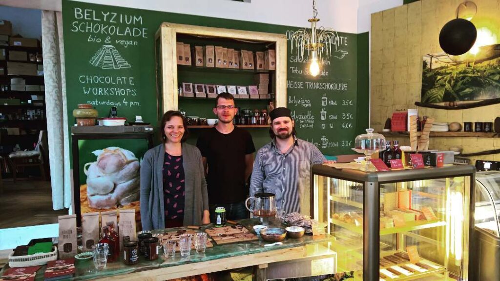 Teamet i butikken og fabrikken til Belyzium i Berlin