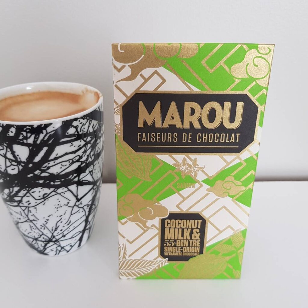 Marou Ben Tre Coconut Milk ved siden av en kopp kaffe