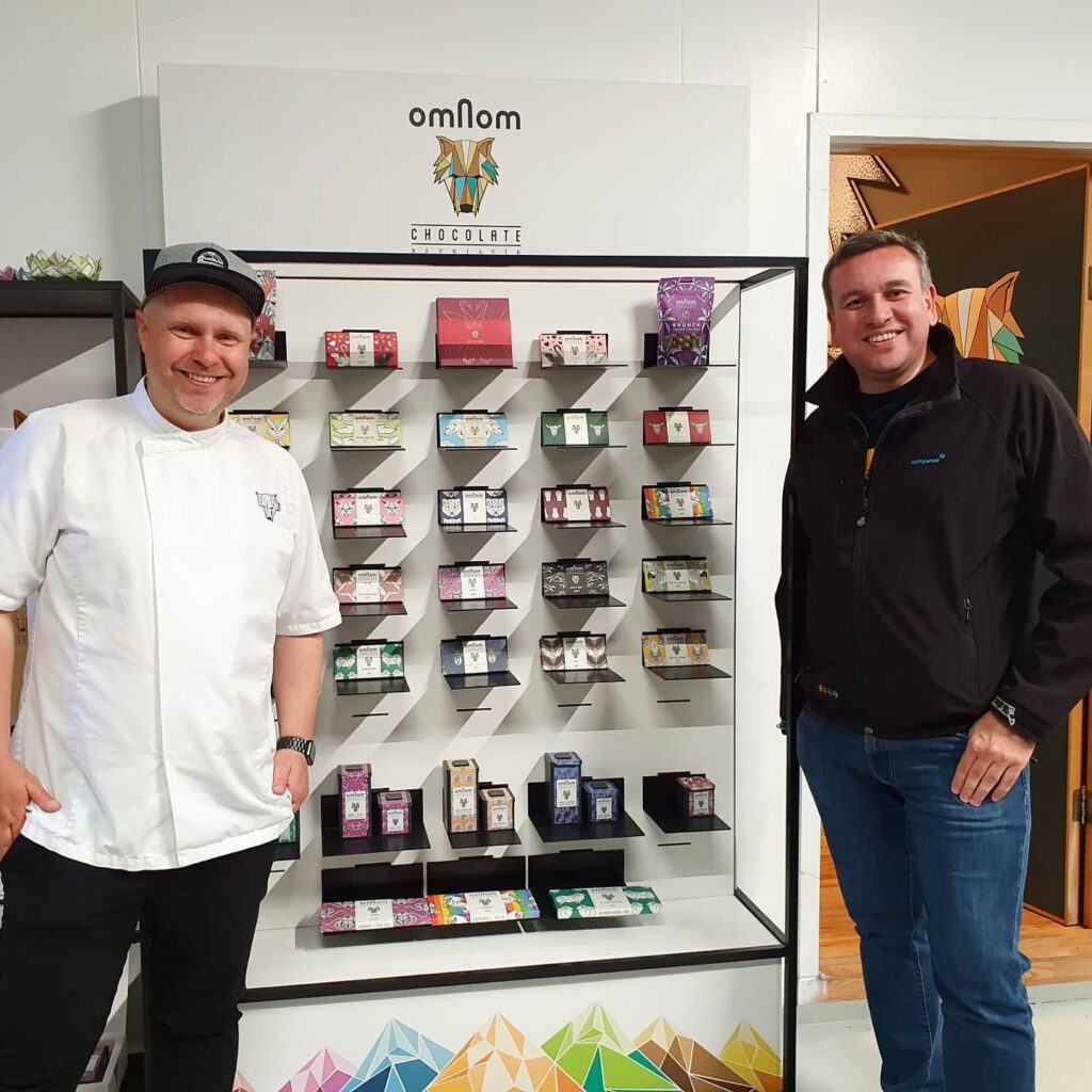 Kjartan Gíslason og Svein-Magnus Sørensen i butikken til Omnom