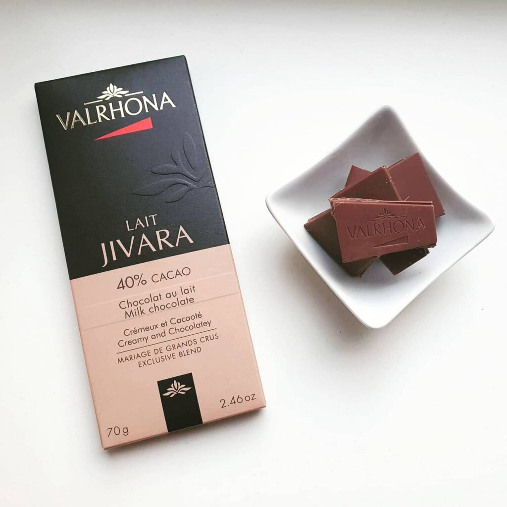 Valrhona Jivara 40 % med biter på en skål