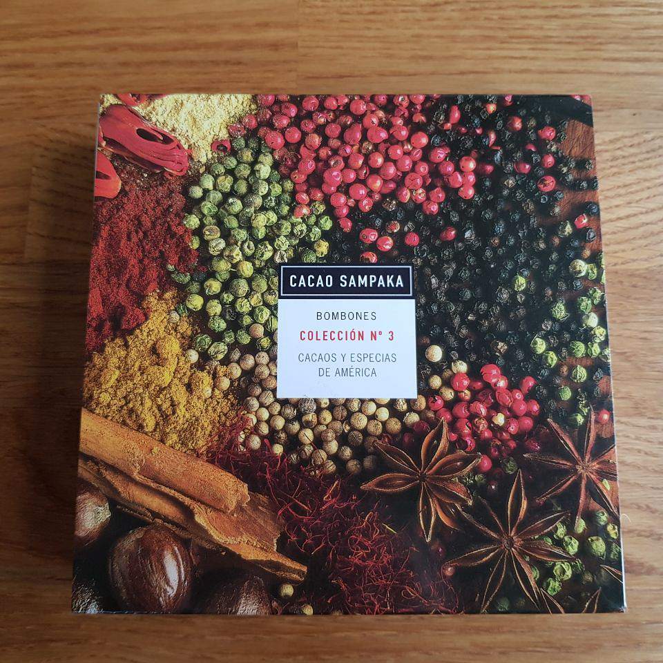 Eske med krydret konfekt fra Cacao Sampaka