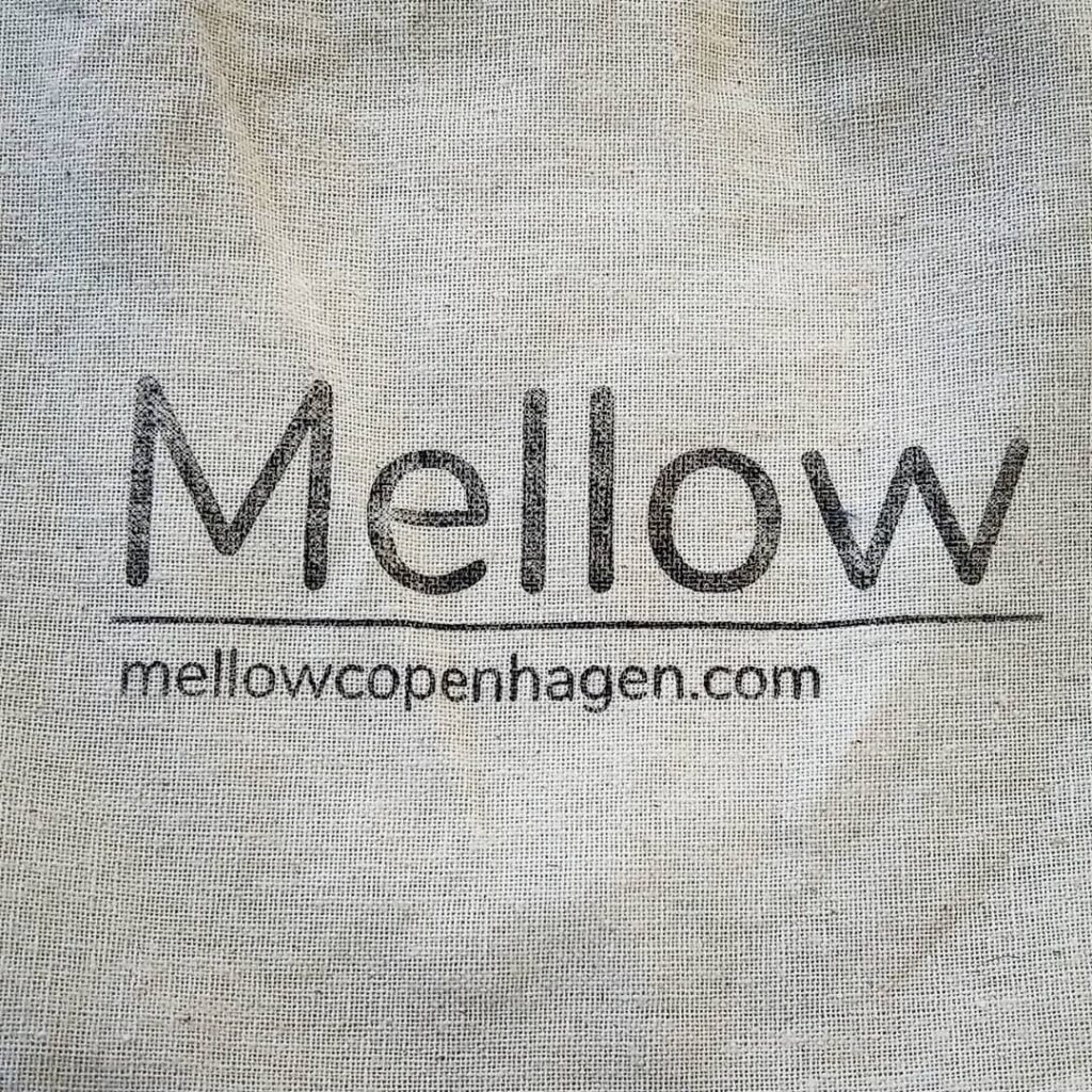 Logoen til Mellow Copenhagen på en stoffpose