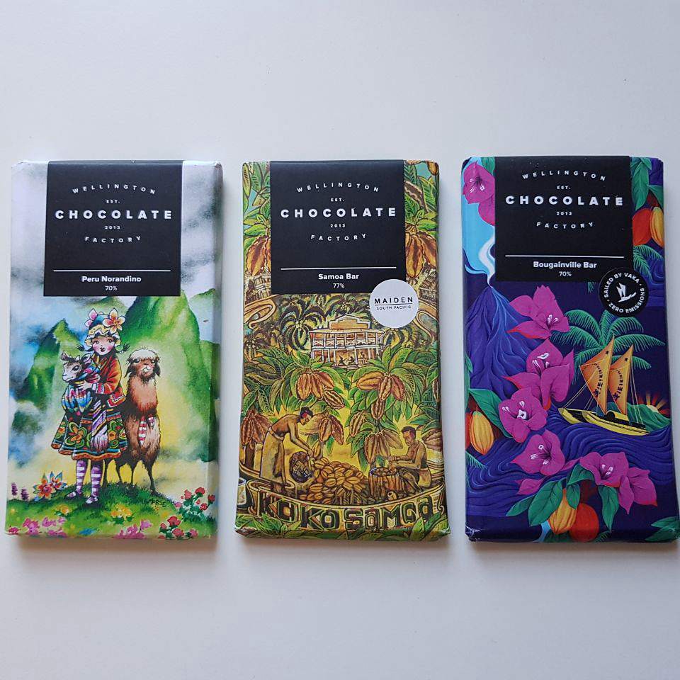 Tre sjokoladeplater fra Wellington Chocolate Factory med illustrerte innpakninger