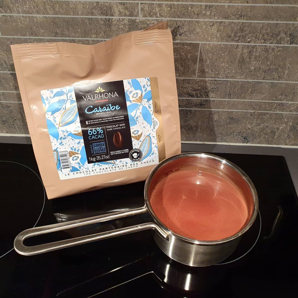 Valrhona Caraïbe og en kasserolle med varm sjokolade