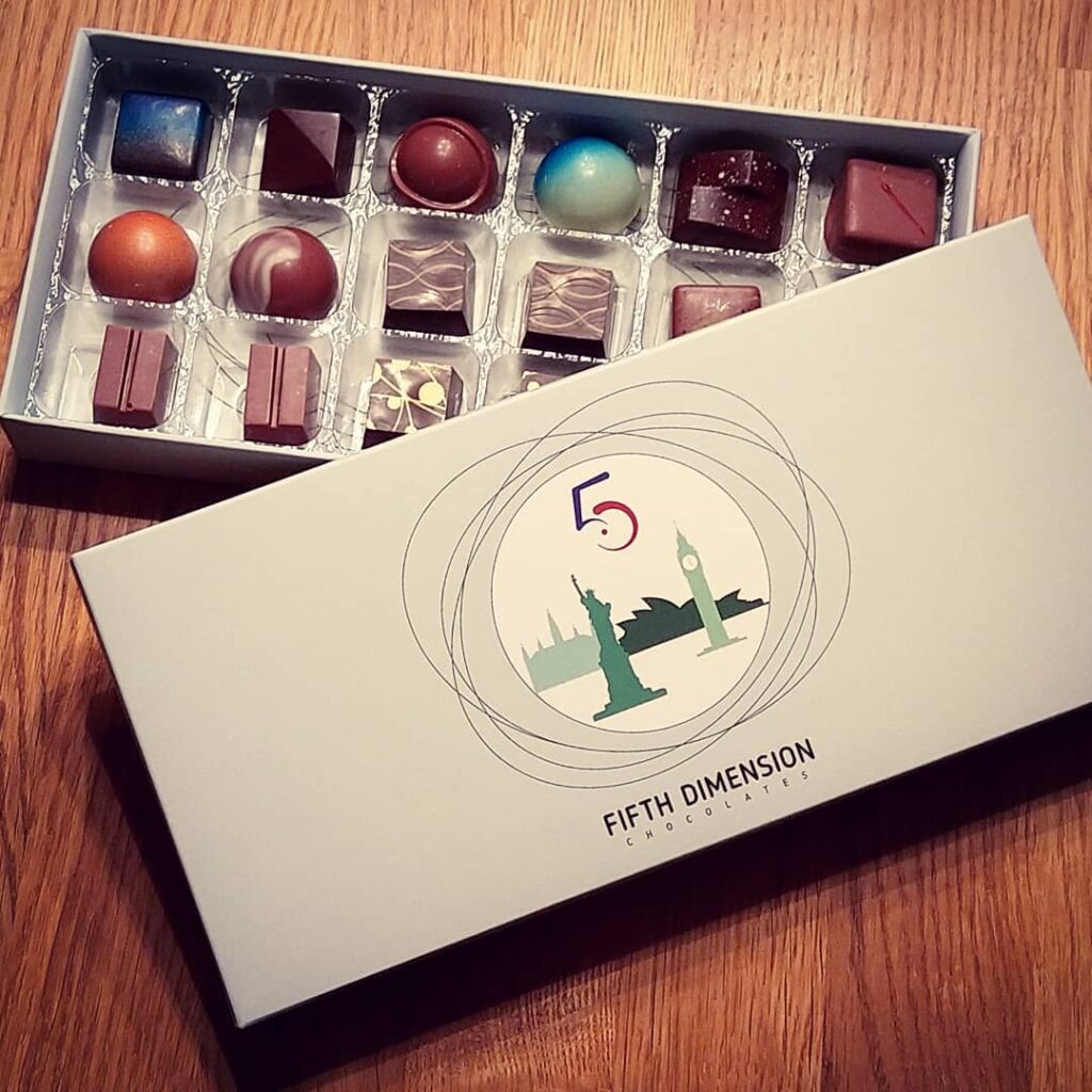 Eske med konfekt fra 5th Dimension Chocolates
