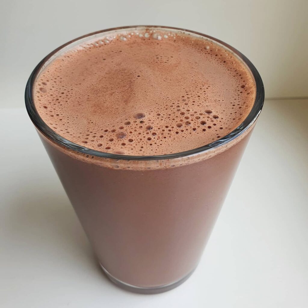 Glass med varm sjokolade laget av Valrhona Jivara