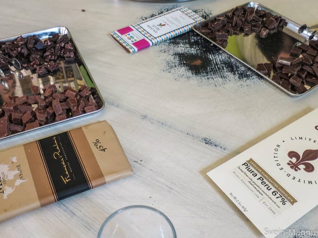 Sjokoladebiter og plater til smaking hos The Chocolate Garage