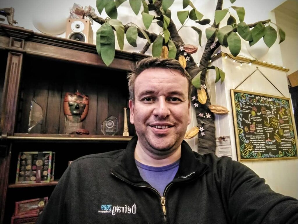 Svein-Magnus Sørensen i butikken til Chocolate Tree
