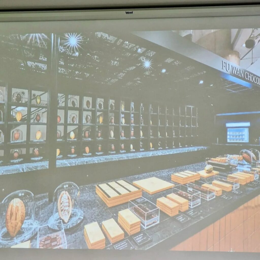 Presentasjon på storskjerm under forumet i Valencia