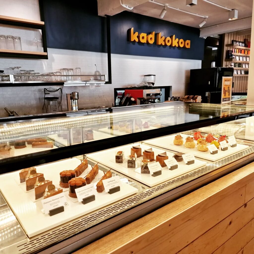 Disken med konfekt og kaker hos Kad Kokoa