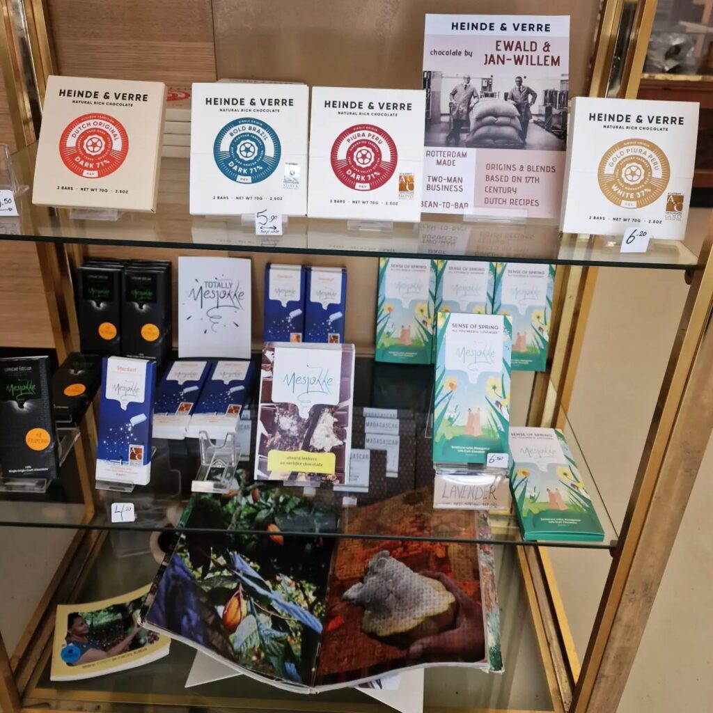Sjokolader i en glassmonter hos Cacao & Spice