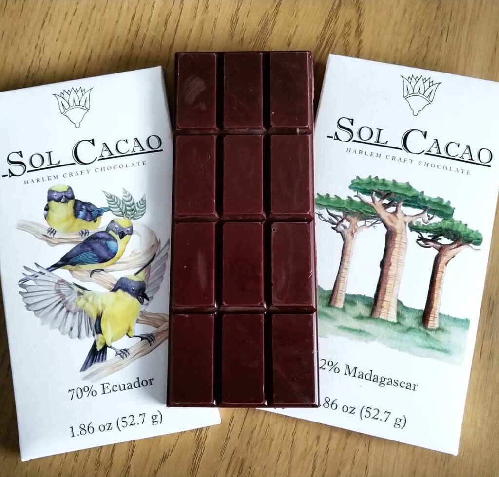 Sjokoladeplater fra Sol Cacao med fugler og trær på innpakningen