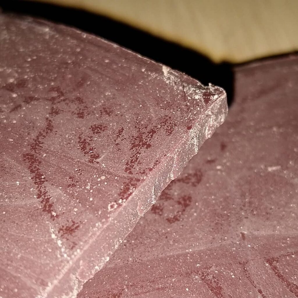 Nærbilde av sukkerbloom på en sjokoladeplate
