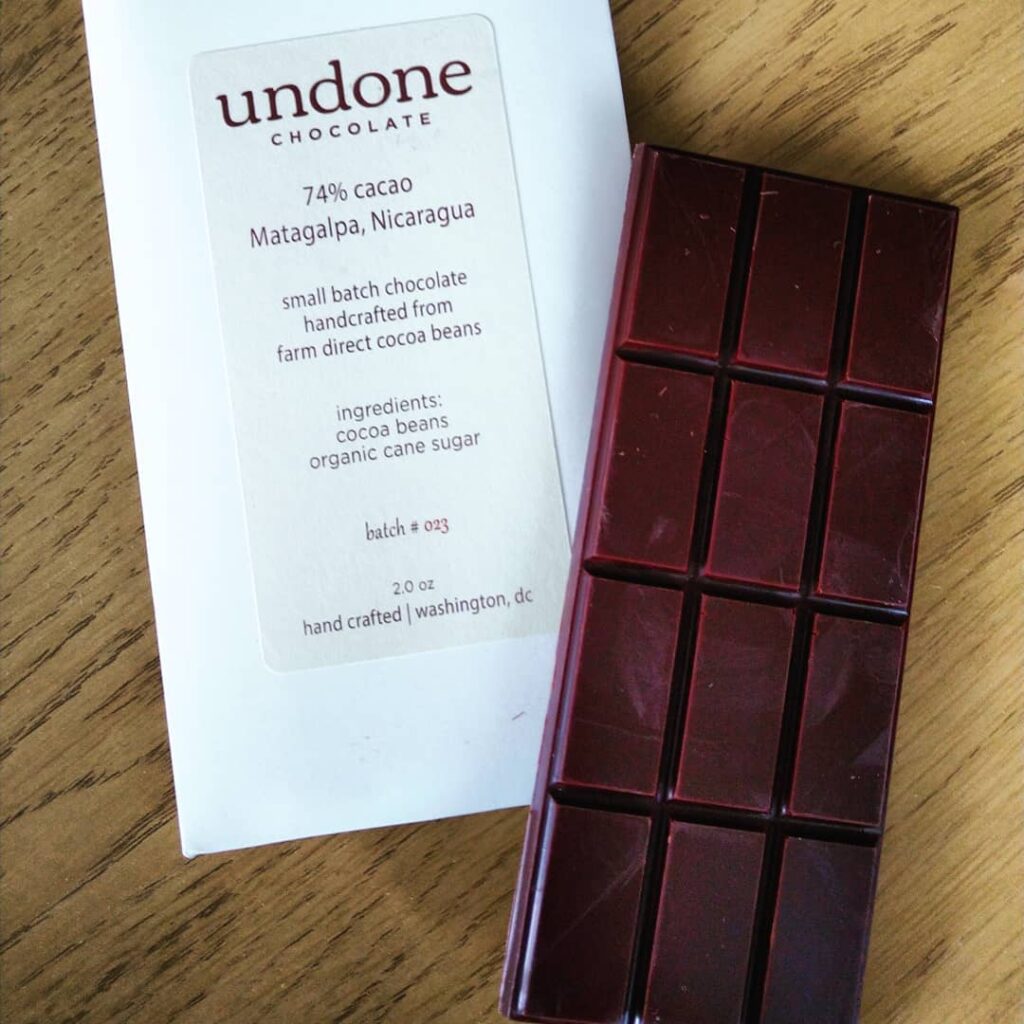 Undone Chocolate fra Nicaragua med en ubrutt plate