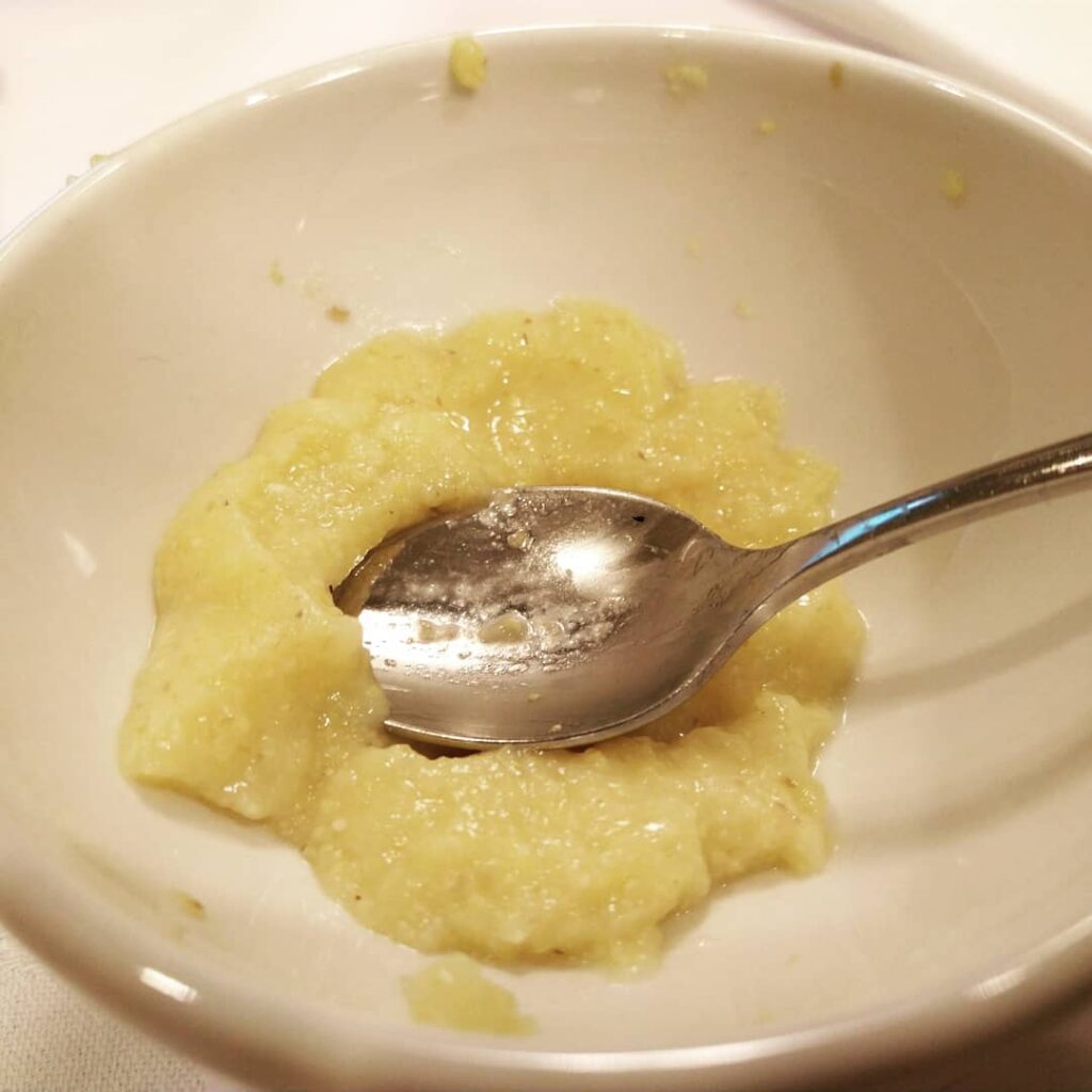 Skål med polenta for å rense munnen