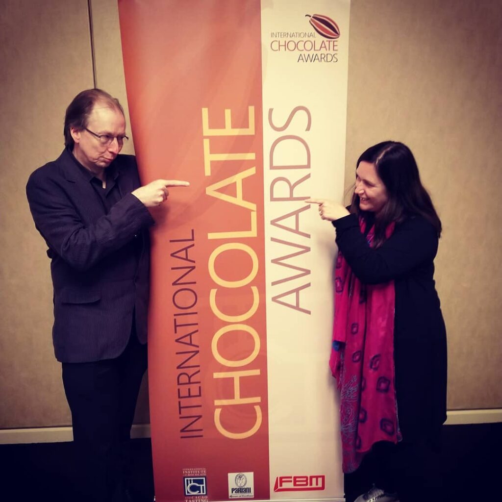 Martin Christy og Monica Meschini ved plakaten for International Chocolate Awards