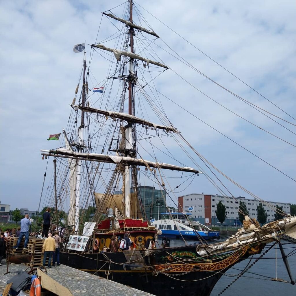 Seilskuten Tres Hombres ved kai i Amsterdam