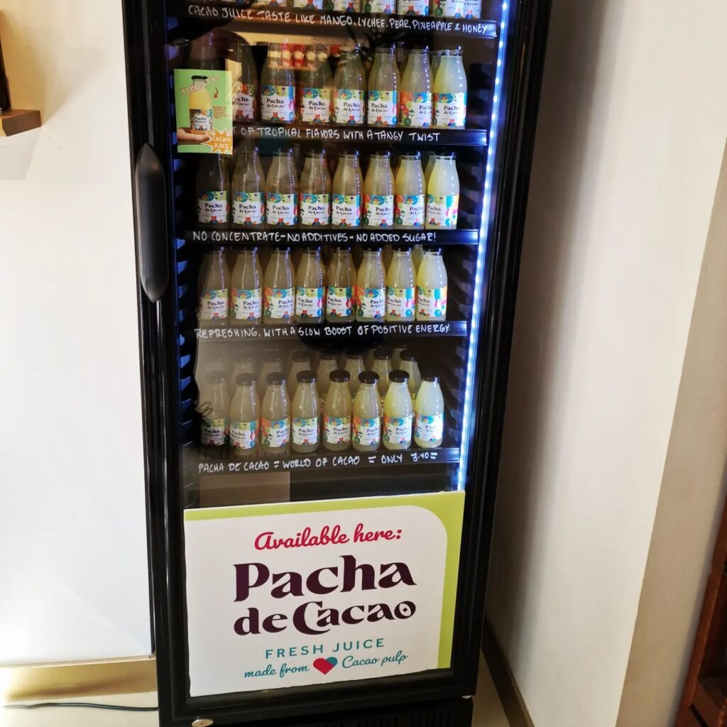 Kjøleskap med kakaofruktjuice fra Pacha de Cacao
