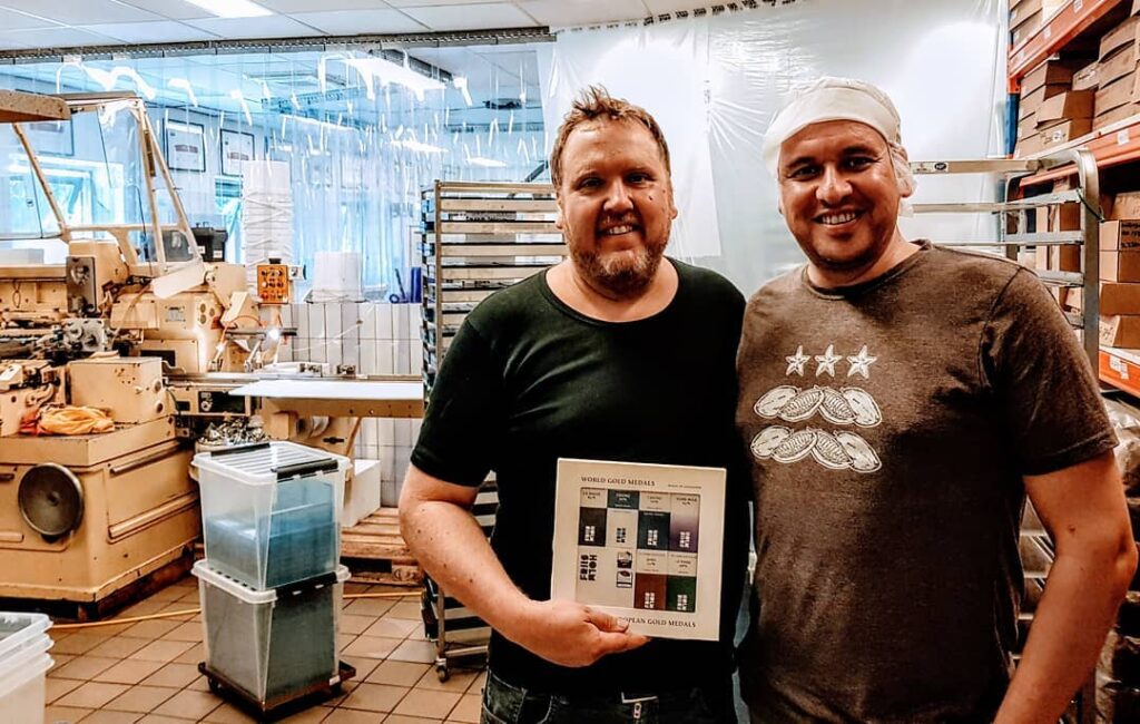 Svein-Magnus Sørensen og Mikkel Friis Holm i sjokoladefabrikken