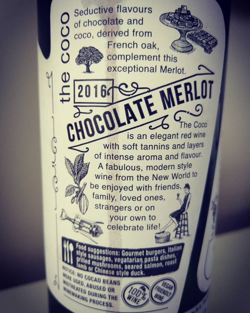 Baksiden av etiketten på The Coco Chocolate Merlot