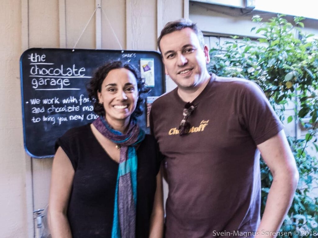 Sunita og Svein-Magnus Sørensen utenfor The Chocolate Garage