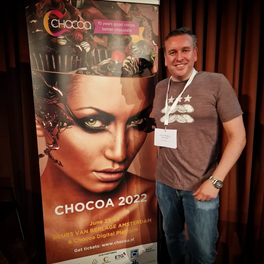 Svein-Magnus Sørensen ved plakaten for Chocoa 2022