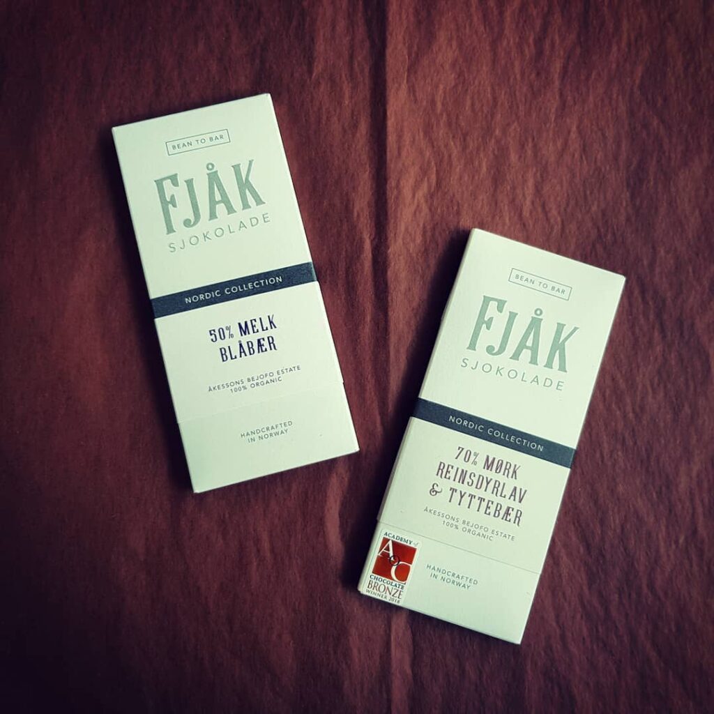 Fjåk med blåbær og melk og med reinlav og tyttebær