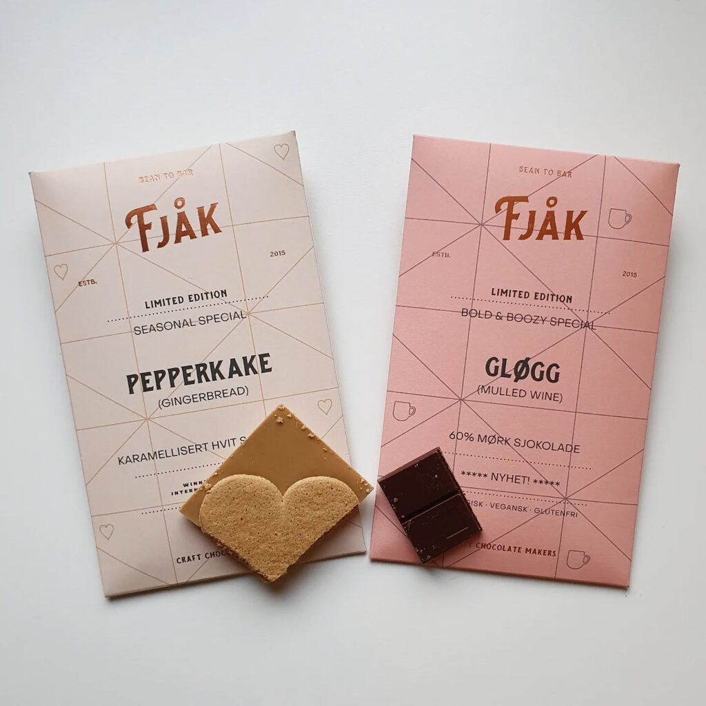 Fjåk Mulled Wine og pepperkakesjokolade med julepynt
