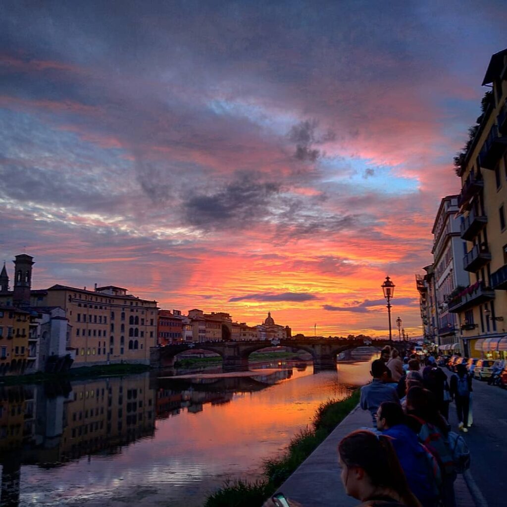 Solnedgang over Arno i Firenze