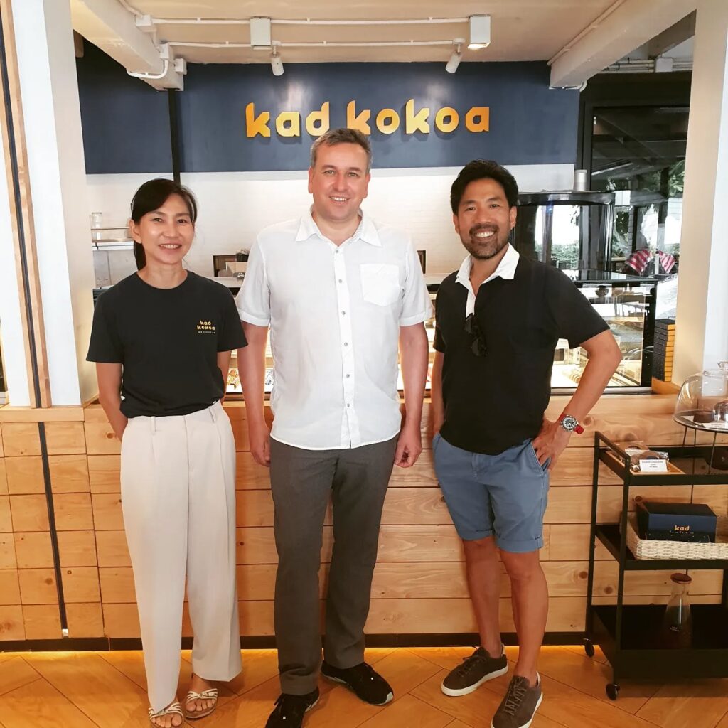 Nuttaya, Svein-Magnus Sørensen og Paniti i butikken til Kad Kokoa