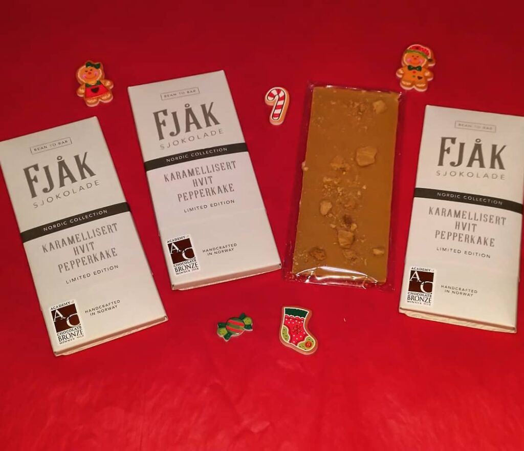 Fjåk Karamellisert hvit pepperkake med julepynt
