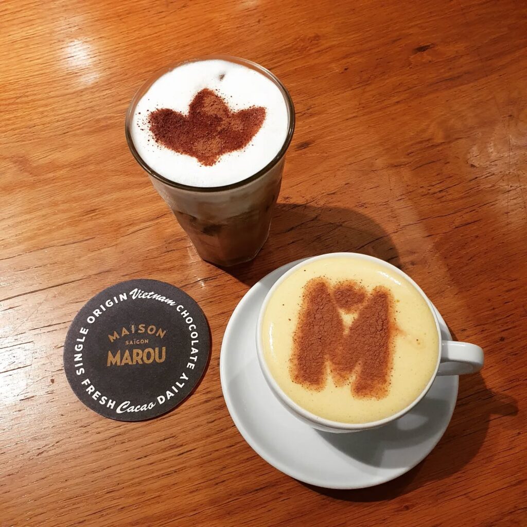 Cappuccino med Marou-logo