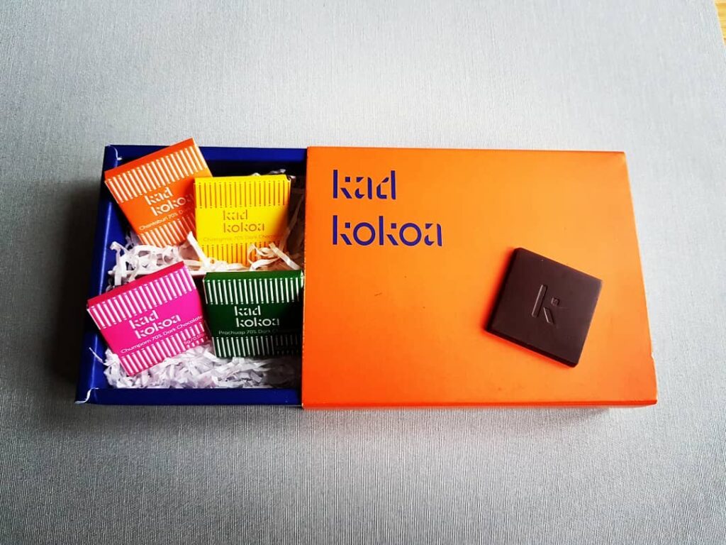 Eske med små innpakkede sjokoladebiter fra Kad Kokoa