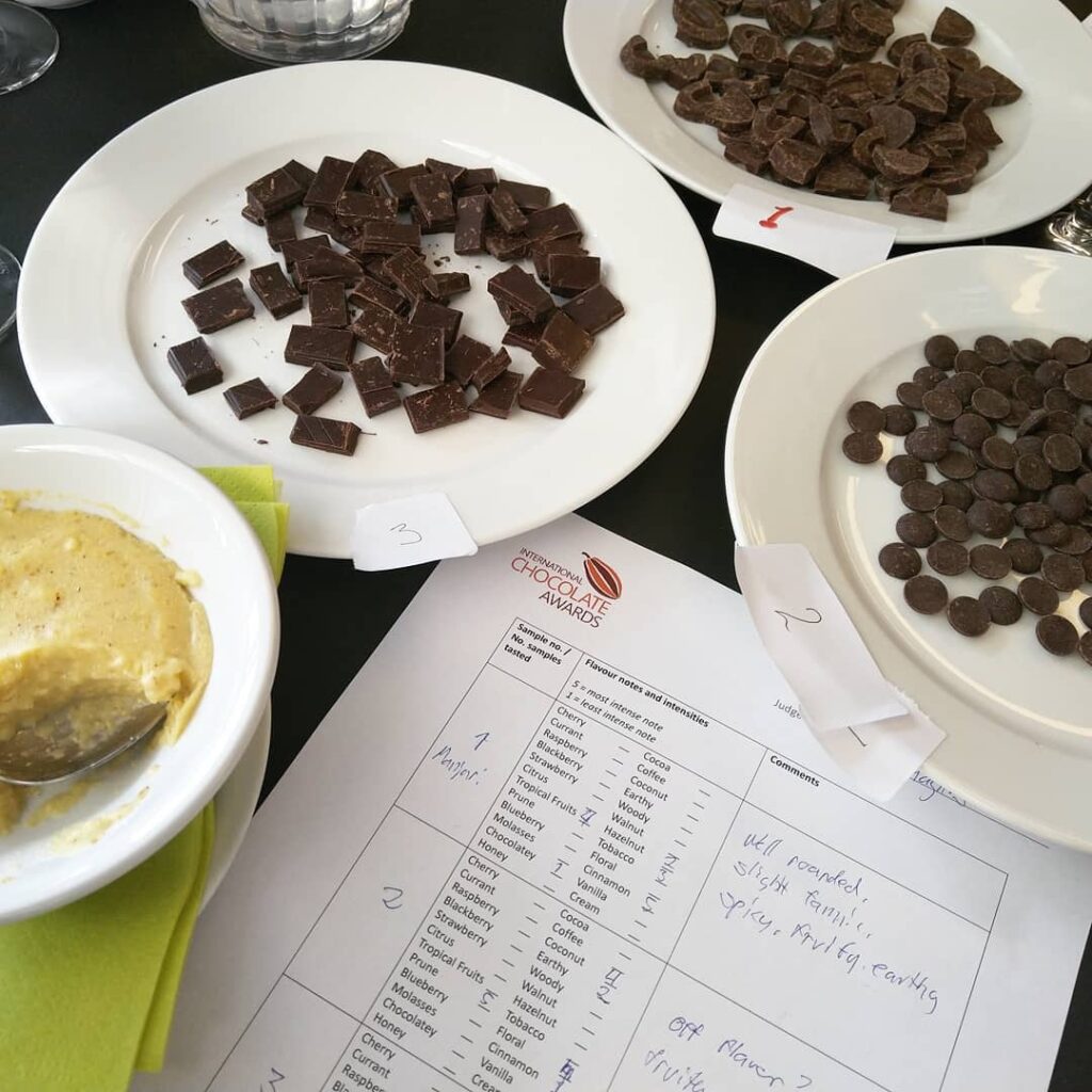 Sjokoladebiter og en skål med polenta til kalibrering før bedømmingen