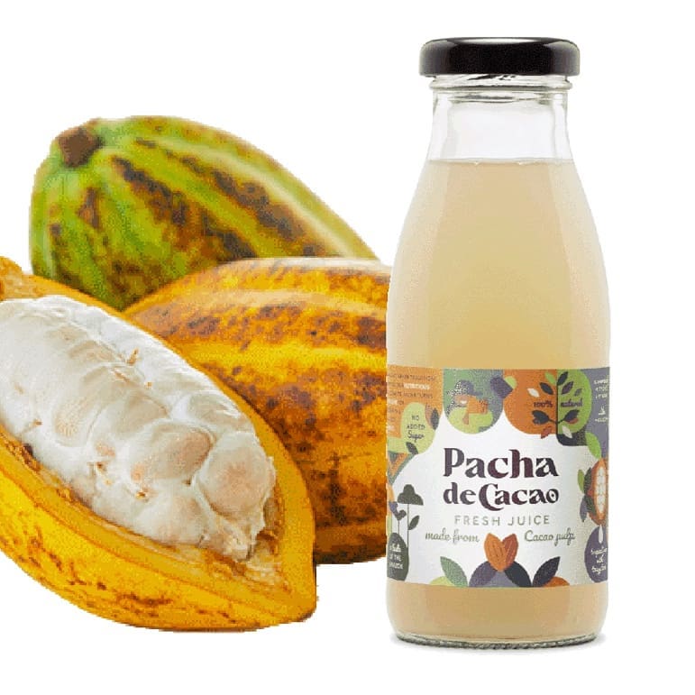 Flaske med kakaofruktjuice fra Pacha de Cacao ved en åpnet kakaofrukt