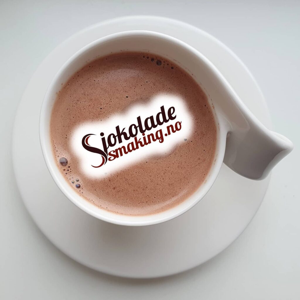 Kopp med varm sjokolade og logoen til Sjokoladesmaking.no