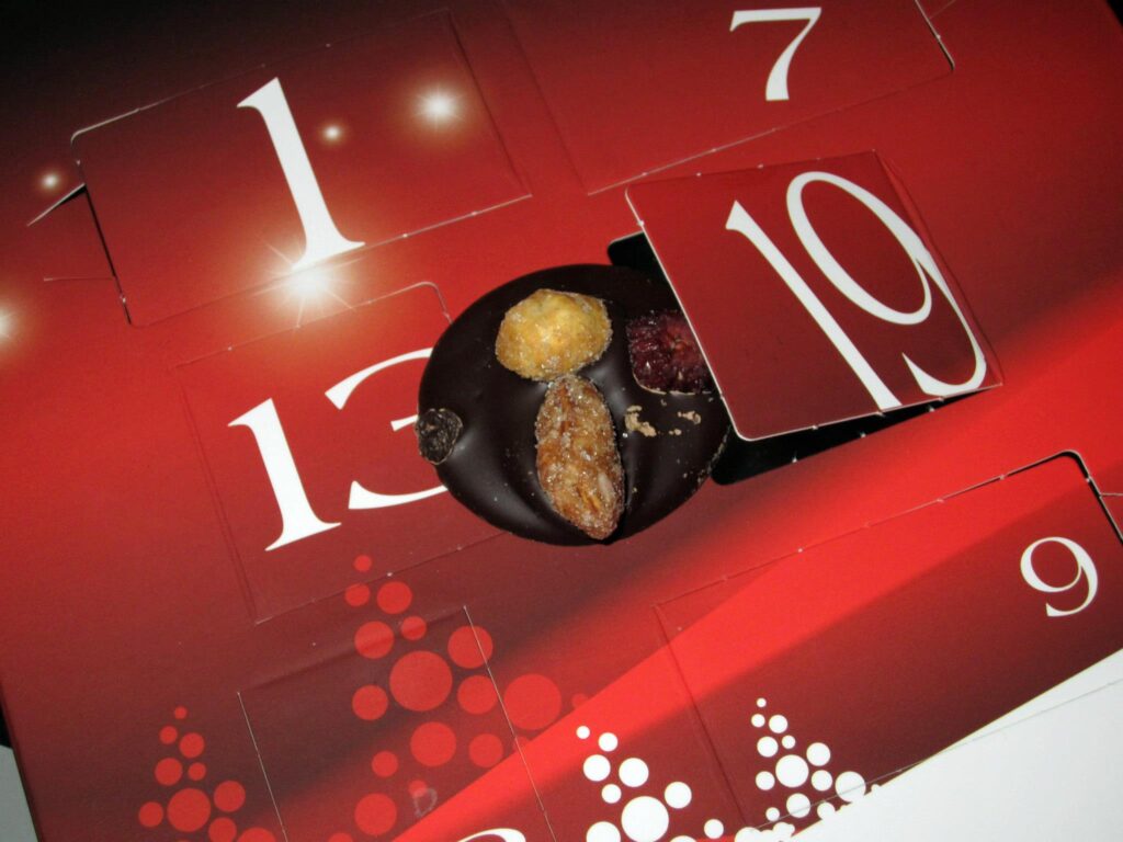 Åpnet luke med sjokolade og kjeks i adventskalenderen