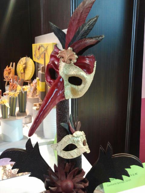 Sjokoladeskulptur med maske og fjær på Salon du Chocolat i Zürich
