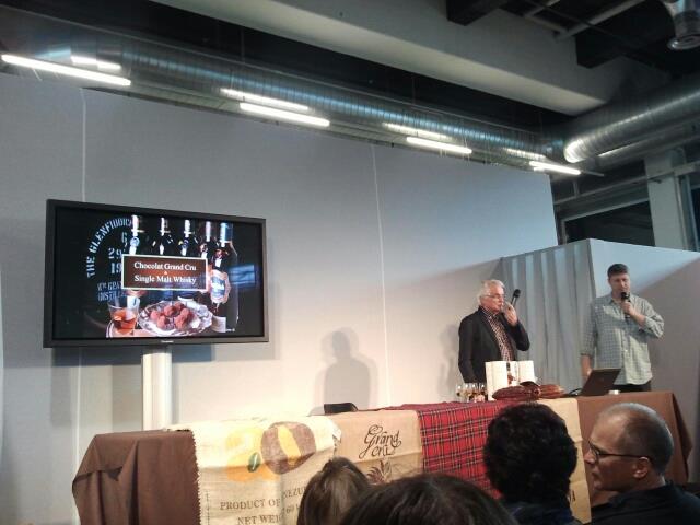 Foredrag om sjokolade og whisky på scenen under Salon du Chocolat