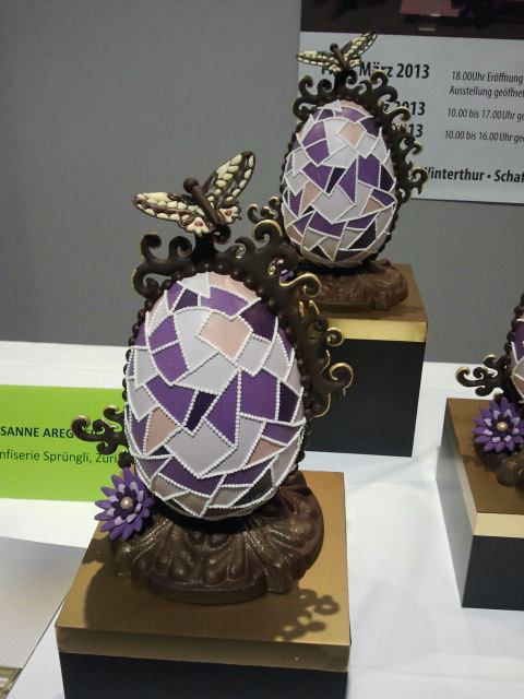 Påskeegg av sjokolade med mosaikkmønster på Salon du Chocolat