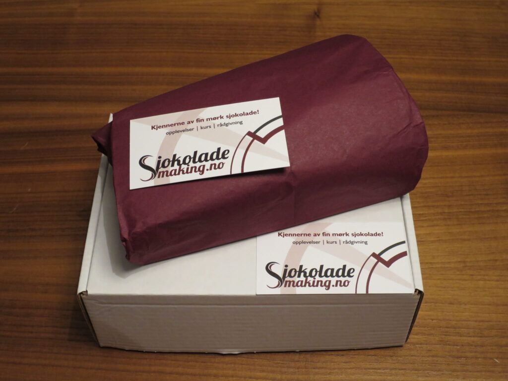 Pakke fra Sjokoladesmaking.no med sjokolade pakket i papir