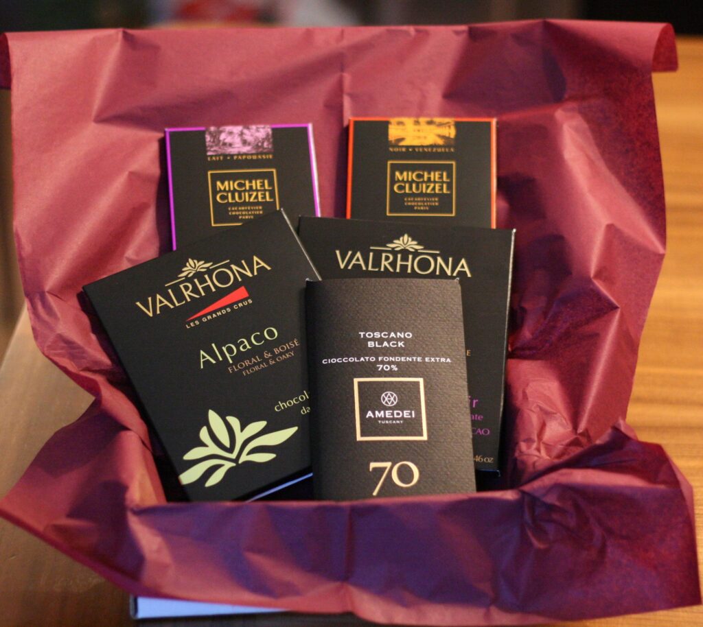 Sjokoladeplater fra Valrhona, Michel Cluizel og Amedei i en gaveeske