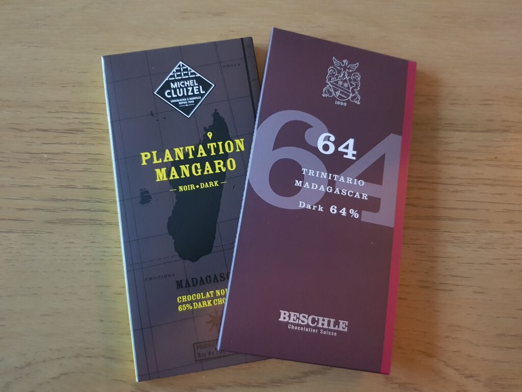 Michel Cluizel Plantation Mangaro og Beschle 64 % fra Madagaskar på et trebord